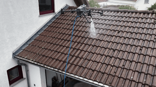 CopterPro Reinigungsdrohne bei der Dachreinigung